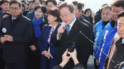 طعن زعيم المعارضة بكوريا الجنوبية أثناء مؤتمر صحفى على يد مجهول