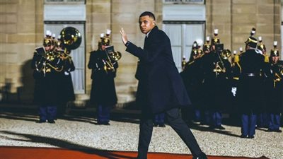 في عشاء الإليزيه: ماكرون ينبه مبابي إلى تحديات المستقبل