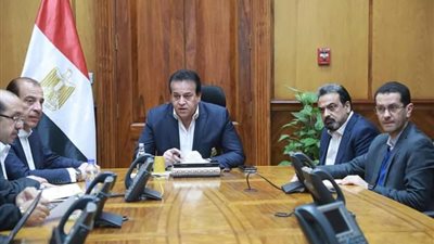 وزير الصحة يتفقد الغرفة المركزية للخدمات الوقائية ويتابع العمل بالبرنامج الإلكتروني