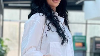 كارولين عزمي تخطف الأنظار بجمالها