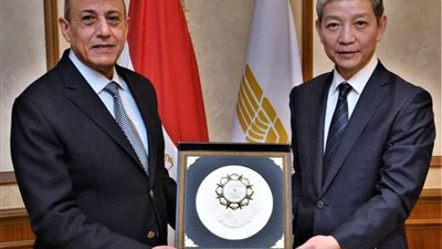 وزير الطيران يبحث مع السفير الصيني تعزيز التعاون المشترك فى مجال النقل الجوي 