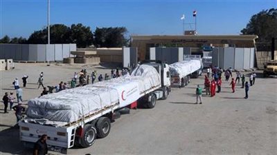 مراسل قناة القاهرة الإخبارية: قافلة المساعدات الإغاثية الخامسة تصل فلسطين
