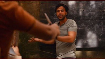 مدرس تاريخ في الصحراء.. محمد إمام يواصل تصوير 