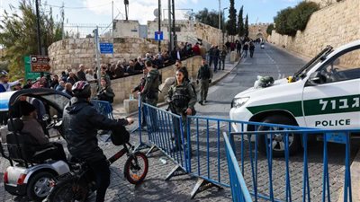 حماس: اعتداء الاحتلال على المصلين ومنعهم من الوصول للأقصى سلوك نازي