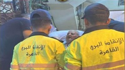 قطاع الأمن يساعد مريض للصعود إلى شقته في المعادي