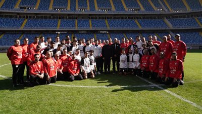 السيسي يُصافح لاعبي المنتخب الوطني لكرة القدم في العاصمة (صور)
