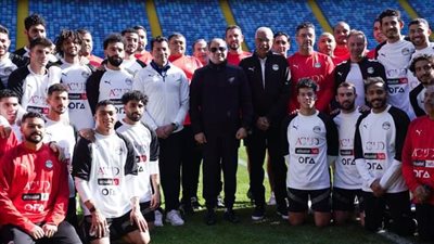 محمد صلاح يهدي السيسي تيشرت منتخب مصر