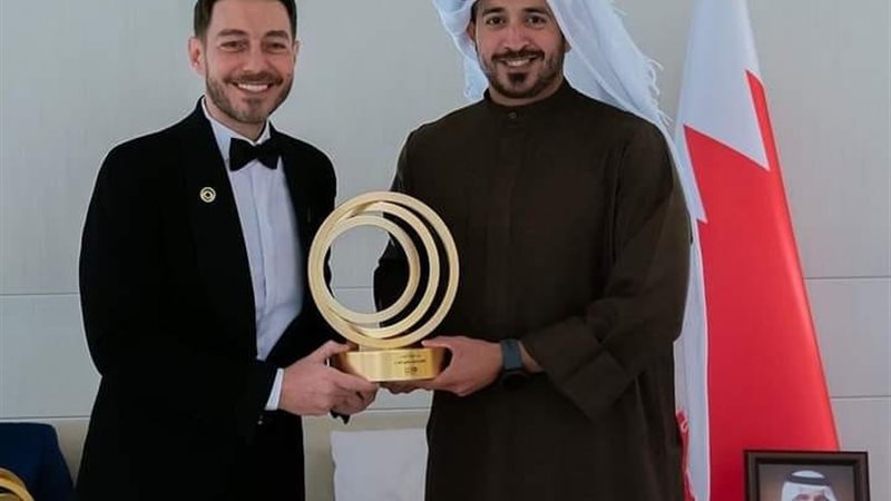 أحمد زاهر يستلم جائزة