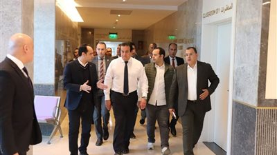 وزير الصحة يتفقد مجمع السويس الطبي ويشيد بمستوى الخدمة الطبية 