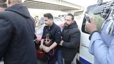 في مشهد مؤثر نجل حلمي بكر يحتضن شقيقته  بجنازة والدهما