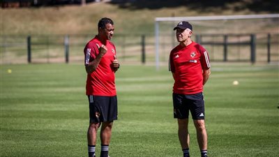 السويسري يحدد رباعي خط دفاع الأهلي أمام صن داونز