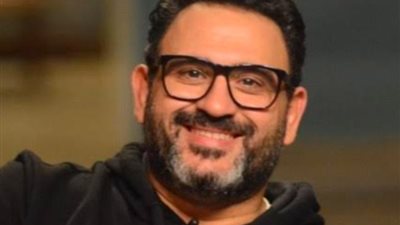 بعد «العميل صفر».. أكرم حسني بطل مسرحية «تطبق الشروط والأحكام»