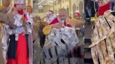 روب من النقود.. أب يحتفل بتخرج نجلته من الجامعة على طريقته الخاصة