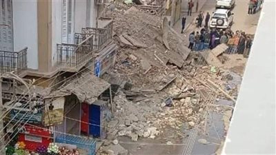 تحطم 9 سيارات وإصابة شخص جراء انهيار سور عقار في شارع قصرالنيل
