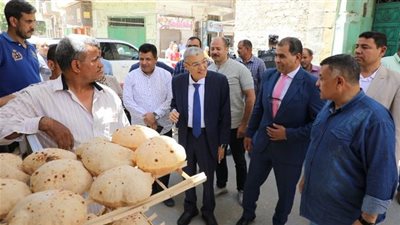 محافظ المنيا يتفقد عدد من المخابز البلدية بالمحافظة