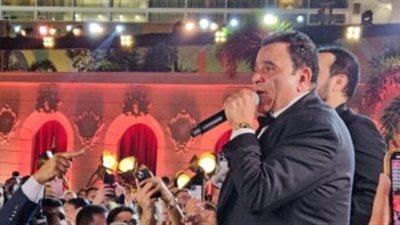 في حفل زفاف نجله.. محمد فؤاد يتألق بغناء 