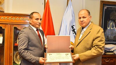 محافظ أسيوط يُكرّم اللواء شاكر يونس لتوليه سكرتيرًا عامًا لمحافظة الجيزة 