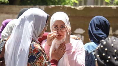 بكاء وسعادة بين طلاب الثانوية العامة من امتحاني الكيمياء والجغرافيا