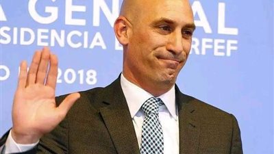 رسميًا.. الإتحاد الدولي يُوقف رئيس الإتحاد الأسباني السابق