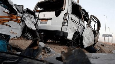 انقلاب سيارة أجرة يُصيب 14 عاملًا بالطريق الصحراوي