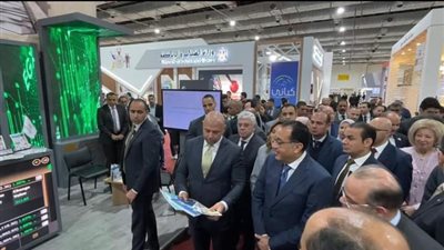 خلال افتتاح الدورة الـ 54.. مصطفى مدبولي يتفقد جناح البورصة المصرية بمعرض الكتاب 