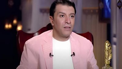 مصطفى كامل يطلب الدعاء لوالدته بالشفاء