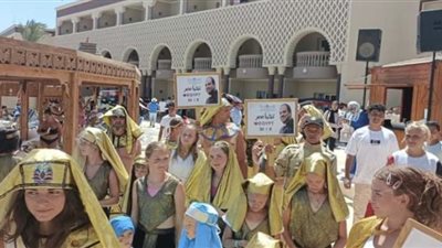 شواطئ الغردقة تتزين باحتفالات السياح بذكري 30 يونيو (صور)