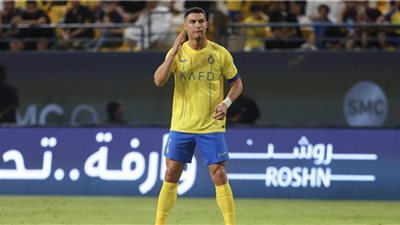 رونالدو يثير الجدل بإشارته نحو حكم ساحه مباراه النصر والإتفاق