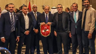 الدماطي يُهدي السفير المصري بالسعودية درع وعلم النادي الأهلي