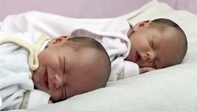 الداخلية تكشف كواليس العثور على طفلين توأم بإحدي شوارع 15 مايو