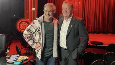 باسم يوسف ينشر صورًا من كواليس لقائه مع بيرس مورغان