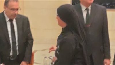 لمياء فهمي عبد الحميد من أولى الحاضرات في عزاء سارة حسن 