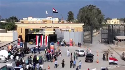 توافد المجموعة الأولى من حاملي الجنسية المزدوجة إلى معبر رفح من الجانب الفلسطيني