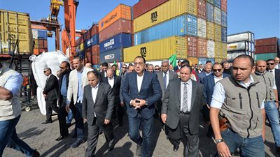 مدبولي يُتابع عملية الإفراج عن البضائع المحتجزة في مختلف الموانئ المصرية