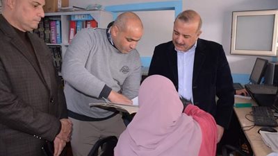 سكرتير عام البحيرة يتفقد مركز إصدار تراخيص المحال العامة والمركز التكنولوجي بالوحدة المحلية بالرحمانية
