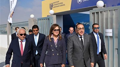 رئيس الوزراء يتفقّد بعض المدارس لمتابعة الأنشطة التعليمية المختلفة.. صور