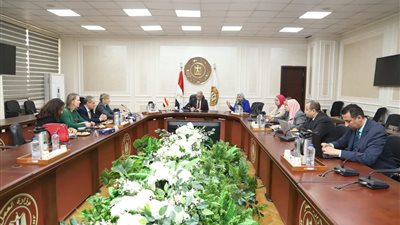 الوفد الأجنبي يشيد بمشاركة وزير العمل بمؤتمر 