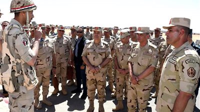 وزير الدفاع يشهد إجراءات تفتيش ورفع كفاءة وحدات مدفعية الرئاسة العامة