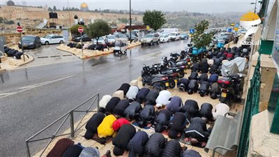 المقدسيون يفترشون الشوارع للصلاة بعد منع الاحتلال وصولهم للأقصى