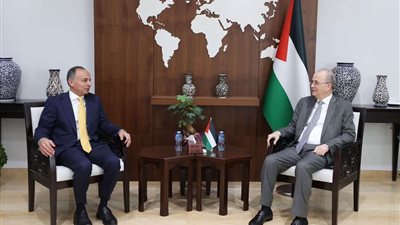 سفير مصر ورئيس الوزراء الفلسطيني يبحثان سبل التعاون 