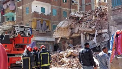 ‏تحطم سيارتين ووفيات ومصابين حصيلة انهيار عقار في الإسكندرية