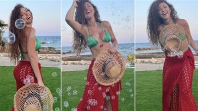بإطلالة جذابة.. ميريام فارس تتألق وسط فقاعات الصابون بمايوه أخضر (صور)