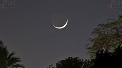 يشاهد بالعين المجردة.. هلال شهر رجب يزين السماء