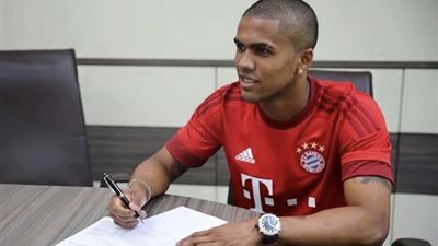 البرازيلي دوجلاس كوستا يحدد 3 أندية سعودية كخيارات محتملة