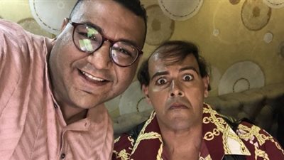 بباروكة شعر.. أحمد التهامي يفاجئ جمهور 