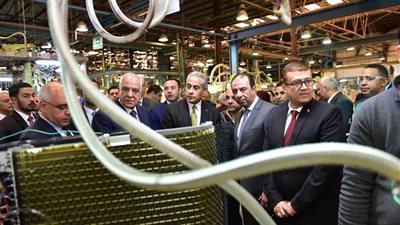 وزير العمل ومحافظ الجيزة يتفقدان شركة 