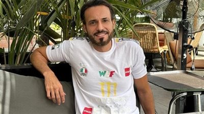 يوسف الشريف بـ تيشيرت أبيض في أحدث ظهور له