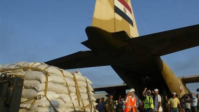 وضعًا بائسًا يصل إلى الكارثة.. إسقاط المساعدات من السماء يؤدي لسقوط ضحايا في غزة