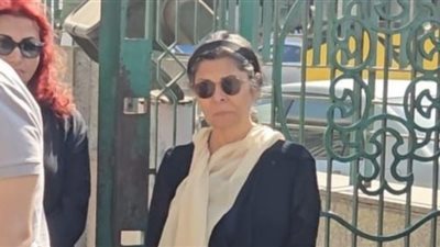 بنظارة سوداء.. فنانة شهيرة تودع والدتها إلي مثواها الأخير بمسجد النور (صور)