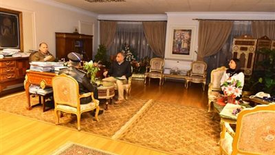 محافظ أسيوط يناقش سير العمل بمركز معلومات شبكات المرافق والبنية التحتية بالمحافظة